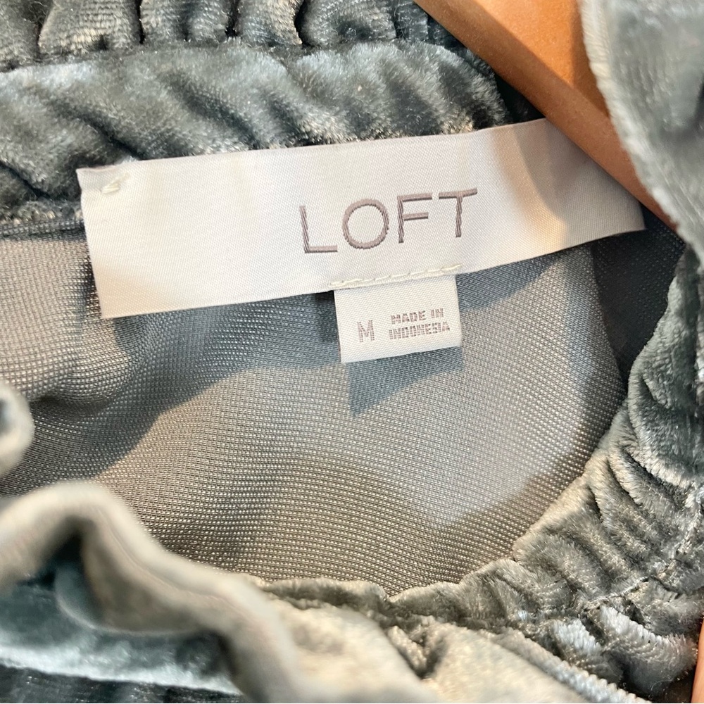 Loft Velvet Top Ruffle Flutter Mock Neck Shell Shirt Medium - Picture 3 of 9